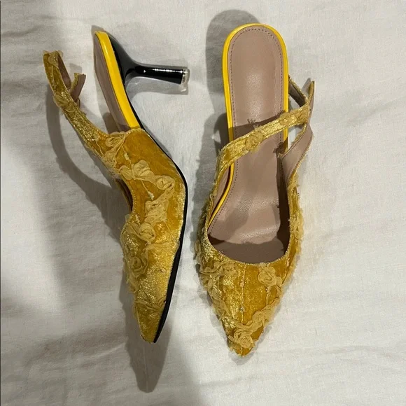 Elegant Yellow Textured Women's Shoes - Picture 3 of 4